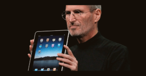 Steve Jobs segurando o Ipad durante seu lançamento